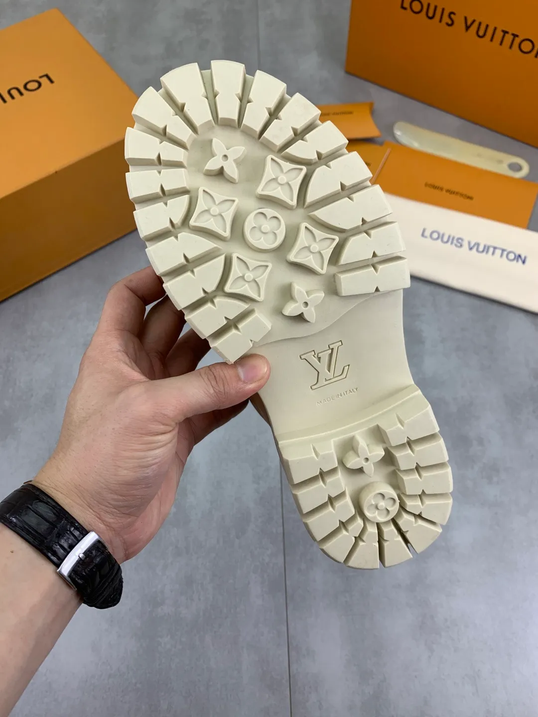 Men's shoes 💰P680 new LV | Louis Vuitton 🧡💚2025 autumn and winter new models, top version ⚠️ The counter features the latest LV REMIX lace-up mountaineering derby shoes, new hard goods 🆕 ❥BS purchasing level! Full of high-end feel! A popular model among bloggers at home and abroad, it’s retro and fashionable, and looks stunning on your feet! Mainly recommended models on the official website★ ━━━━━ ЅᏇєєt ━━━━━ ▪️Upper: top-grade first-layer cowhide ▪️Lining: imported sheepskin ▪️Outsole: original open-molded TPU non-slip outsole ▪️Sole height: 3.5cm ▪️Shoe size: Women 35-41 (41 customization is not returnable) Male 39-45 (46 customized, non-refundable)